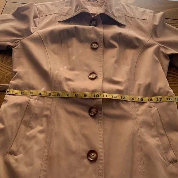 MICHAEL KORS Tan Trench Coat, Medium, pop-collar knee-length w/long buckle belt - Picture 9 of 9